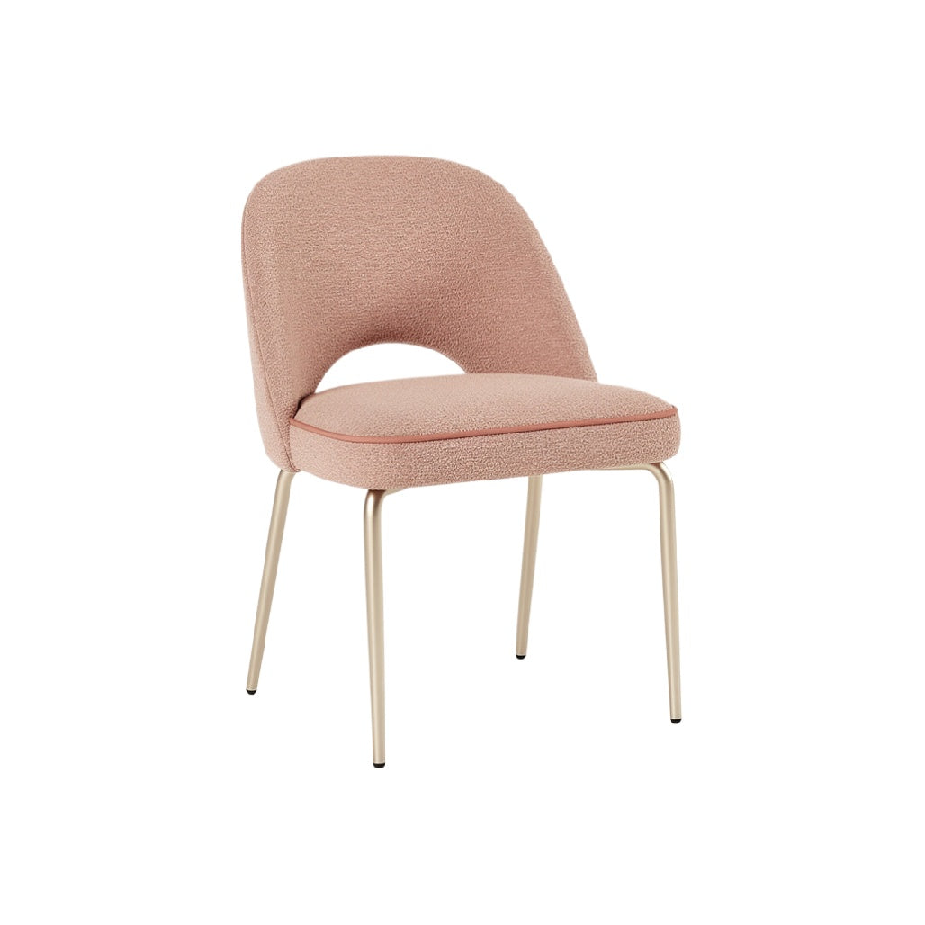 Stylowy różowy fotel z metalowymi nogami – nowoczesny design i komfortowa forma.